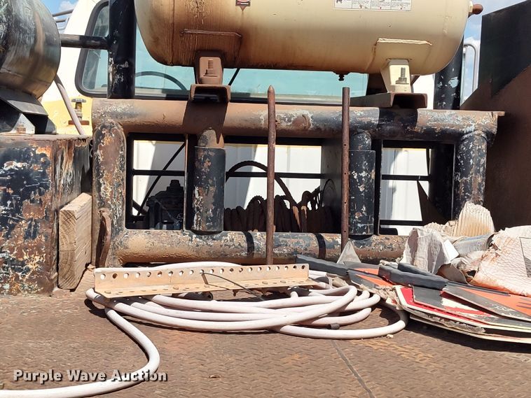 image for item JX9257 1995 Ford F700  utility / service truck