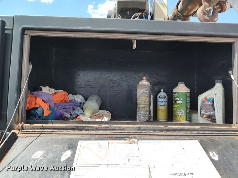 image for item JX9257 1995 Ford F700  utility / service truck