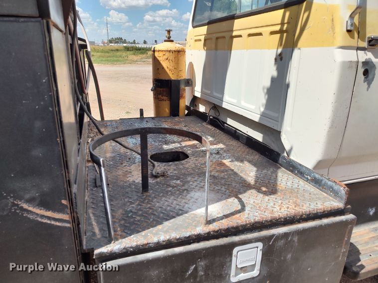 image for item JX9257 1995 Ford F700  utility / service truck