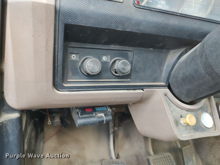 image for item JX9257 1995 Ford F700  utility / service truck