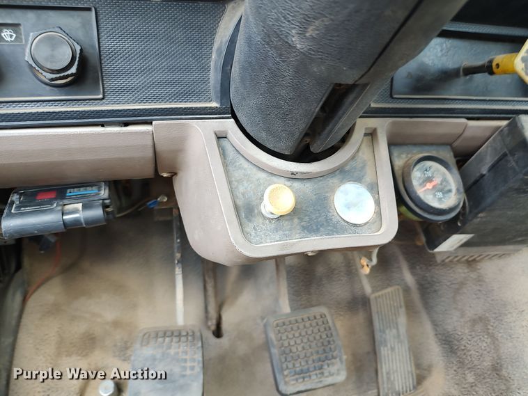 image for item JX9257 1995 Ford F700  utility / service truck