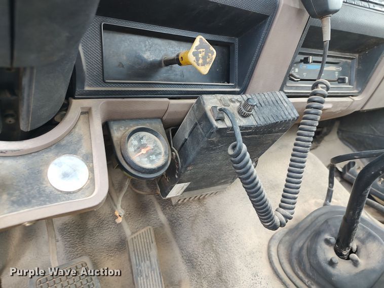 image for item JX9257 1995 Ford F700  utility / service truck