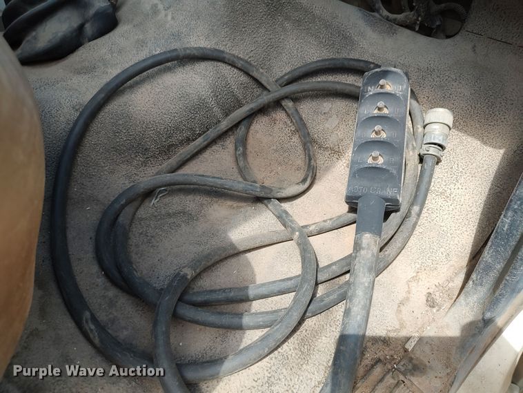 image for item JX9257 1995 Ford F700  utility / service truck