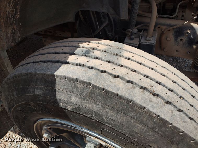 image for item JX9257 1995 Ford F700  utility / service truck