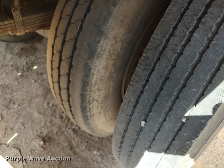 image for item JX9257 1995 Ford F700  utility / service truck