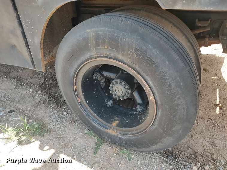 image for item JX9257 1995 Ford F700  utility / service truck