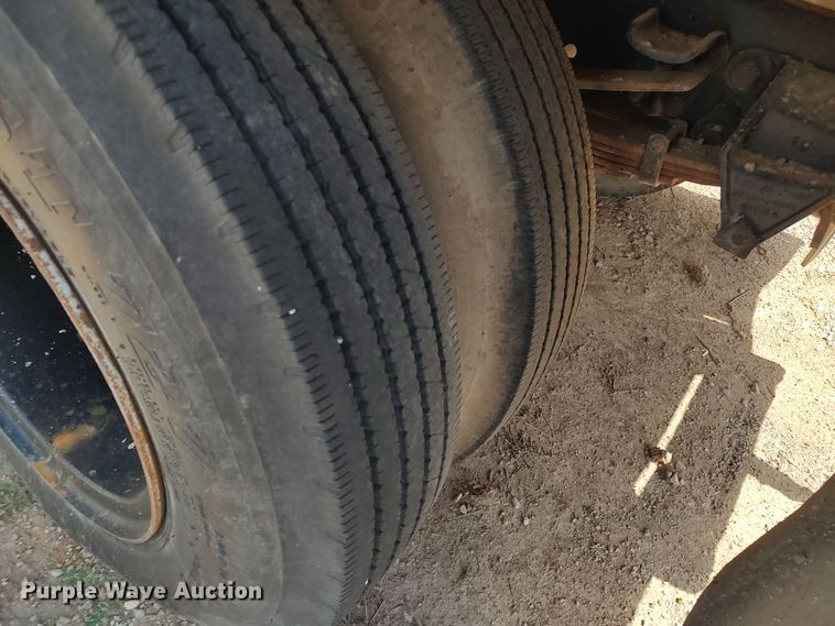 image for item JX9257 1995 Ford F700  utility / service truck