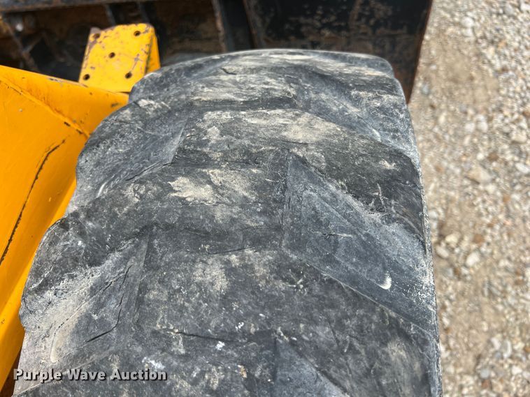 image for item JX9454 John Deere 675B  skid steer loader