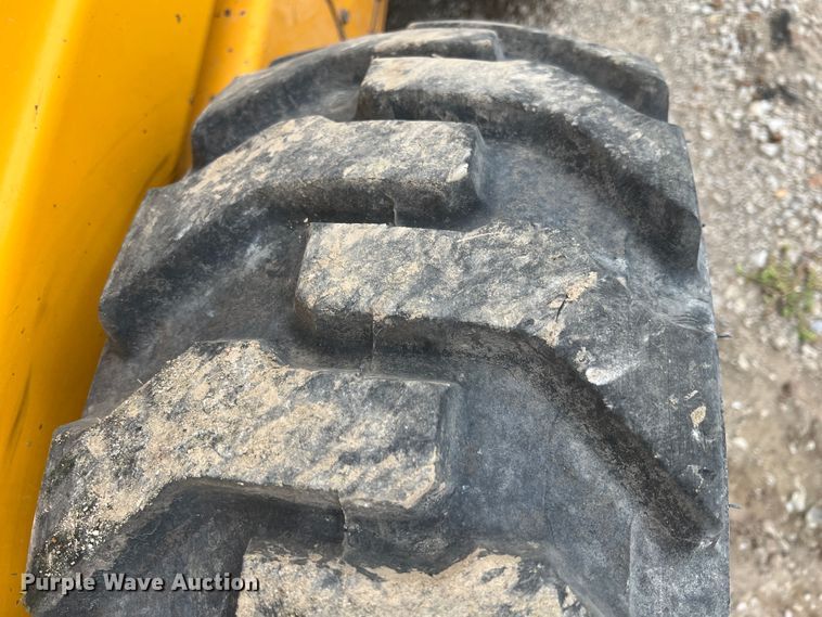 image for item JX9454 John Deere 675B  skid steer loader