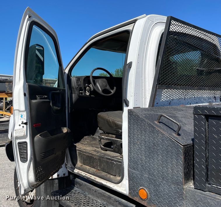 image for item KF9556 2005 GMC C4500  flatbed truck