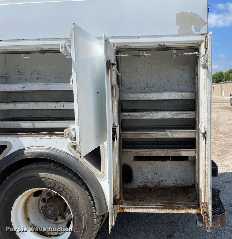 image for item KF9568 2000 International 4700  utility / service truck