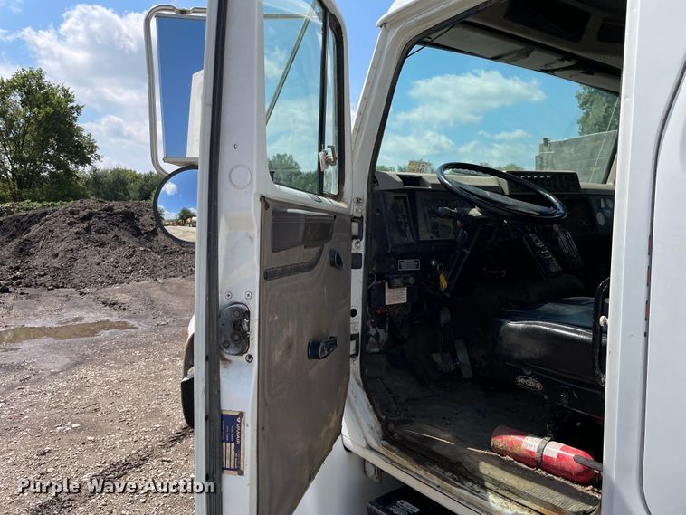 image for item KF9568 2000 International 4700  utility / service truck