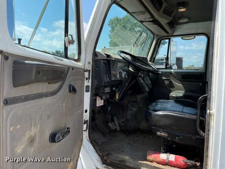 image for item KF9568 2000 International 4700  utility / service truck