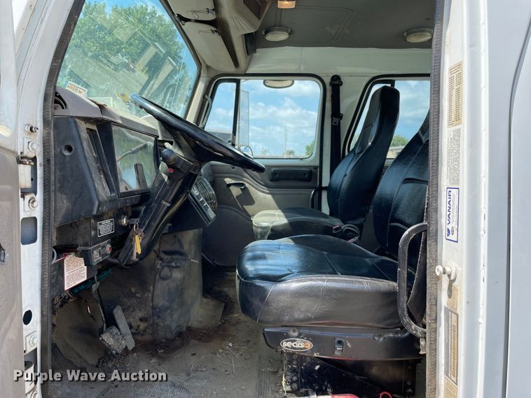 image for item KF9568 2000 International 4700  utility / service truck