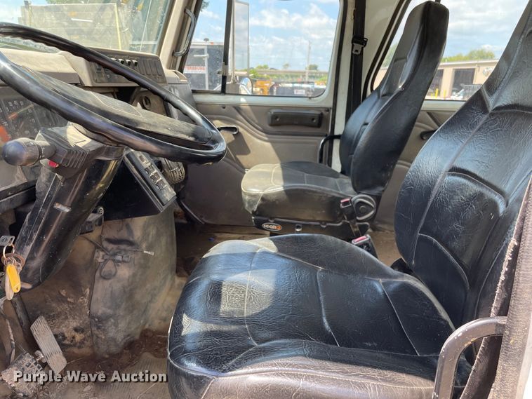 image for item KF9568 2000 International 4700  utility / service truck