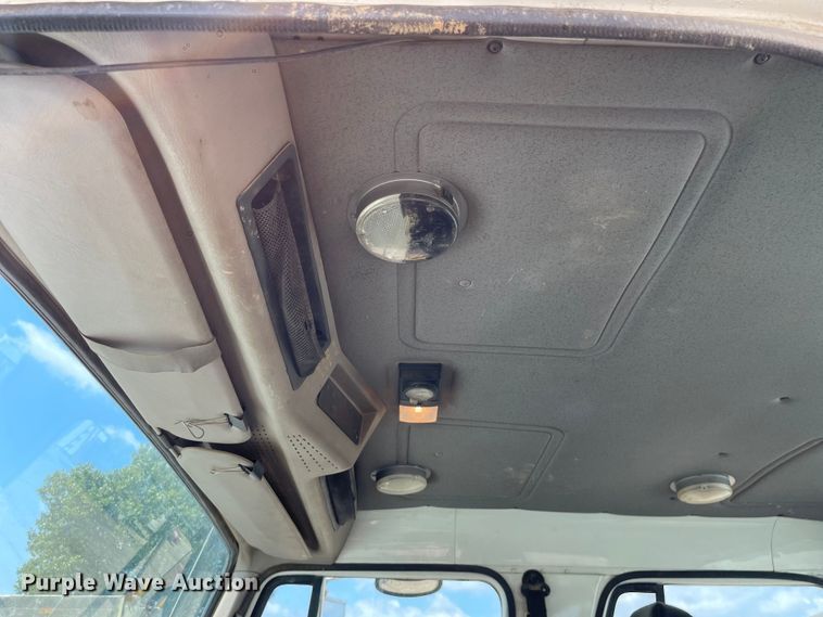 image for item KF9568 2000 International 4700  utility / service truck