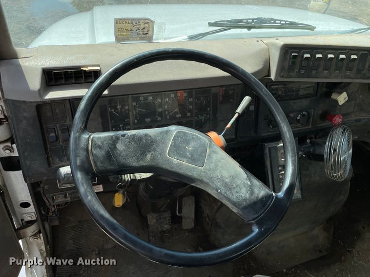 image for item KF9568 2000 International 4700  utility / service truck