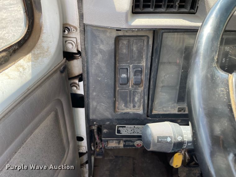 image for item KF9568 2000 International 4700  utility / service truck