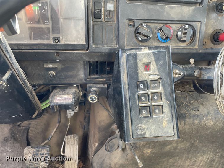 image for item KF9568 2000 International 4700  utility / service truck