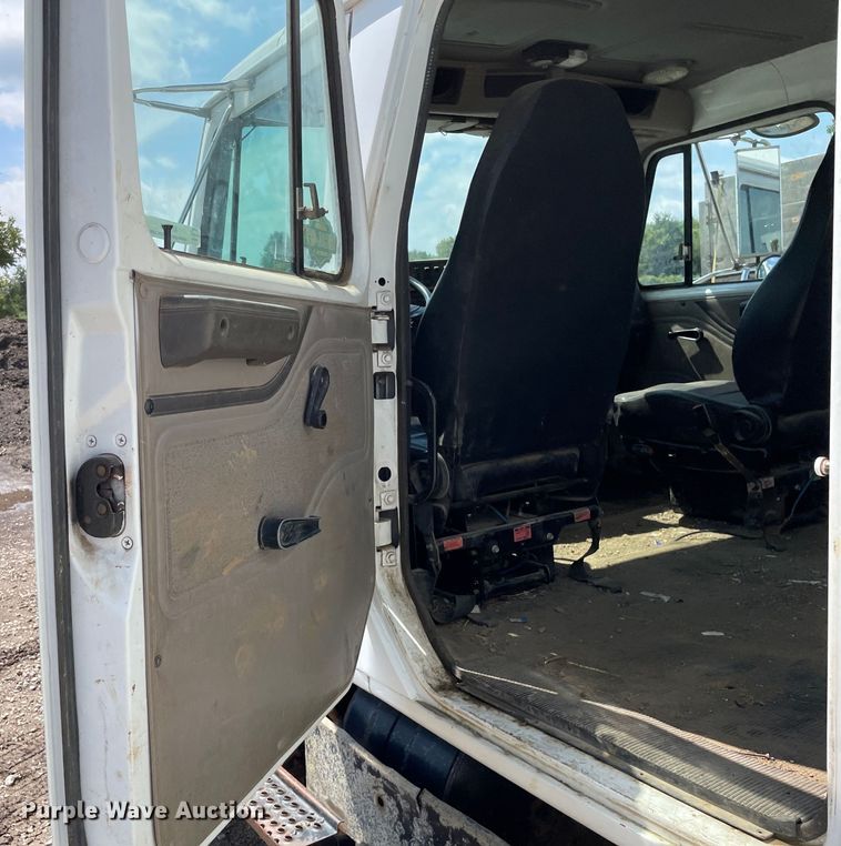 image for item KF9568 2000 International 4700  utility / service truck