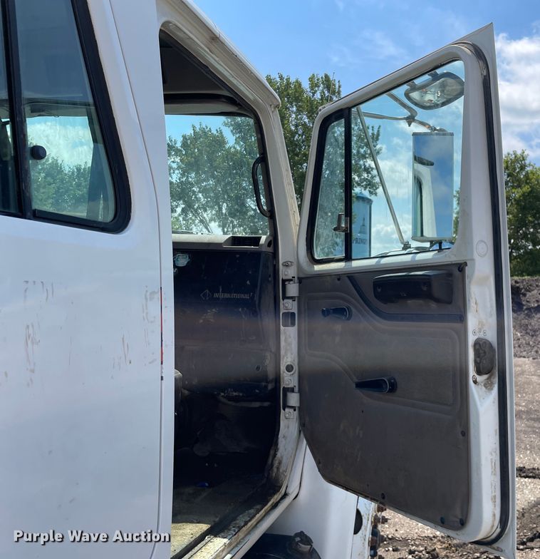 image for item KF9568 2000 International 4700  utility / service truck