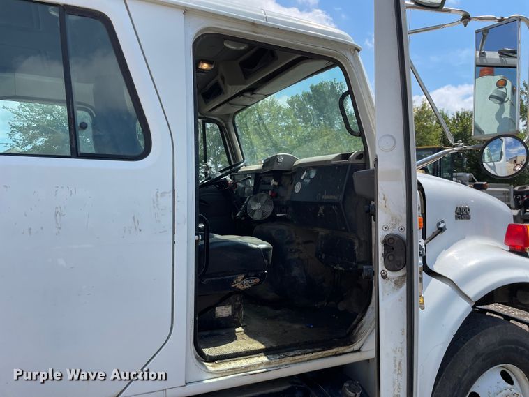 image for item KF9568 2000 International 4700  utility / service truck