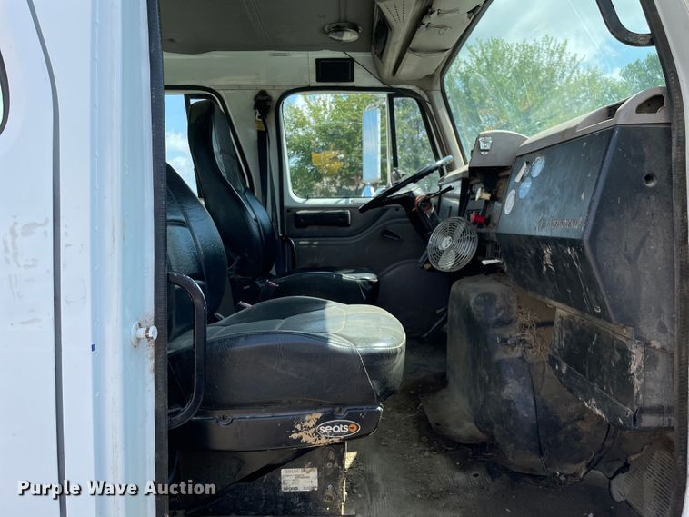 image for item KF9568 2000 International 4700  utility / service truck