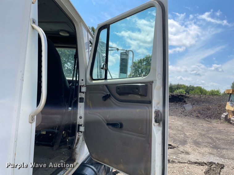 image for item KF9568 2000 International 4700  utility / service truck