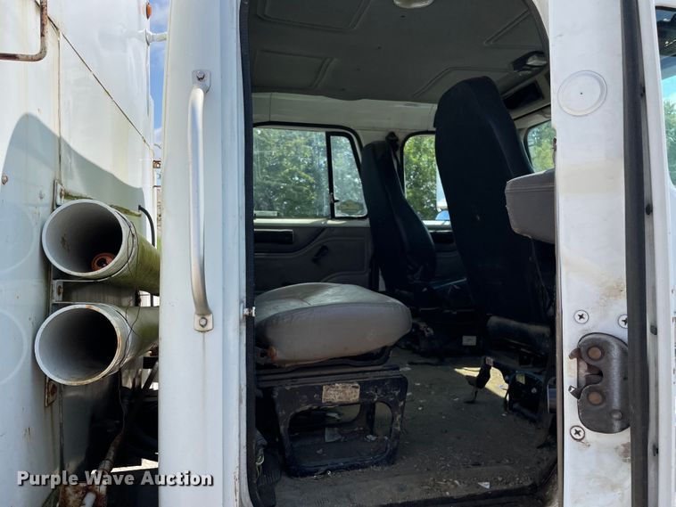 image for item KF9568 2000 International 4700  utility / service truck