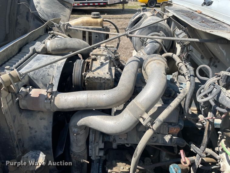 image for item KF9568 2000 International 4700  utility / service truck