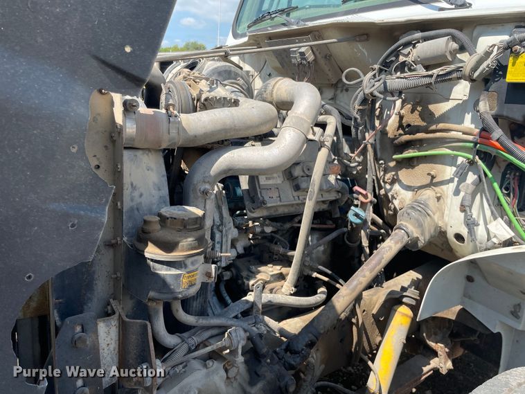 image for item KF9568 2000 International 4700  utility / service truck