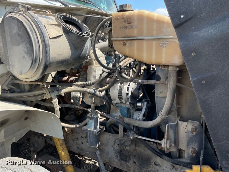 image for item KF9568 2000 International 4700  utility / service truck