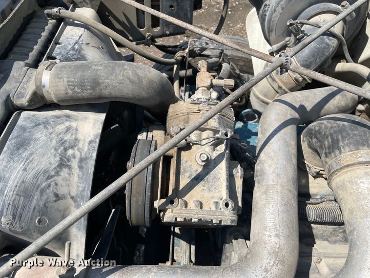 image for item KF9568 2000 International 4700  utility / service truck