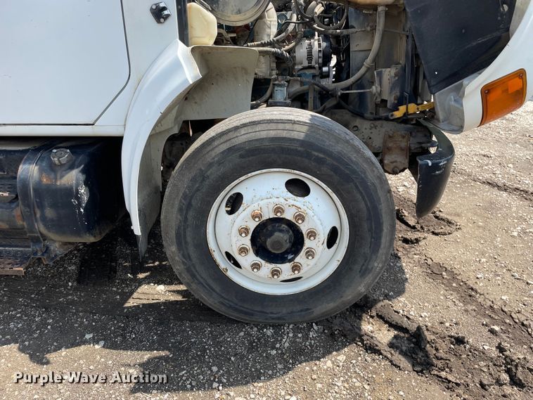 image for item KF9568 2000 International 4700  utility / service truck