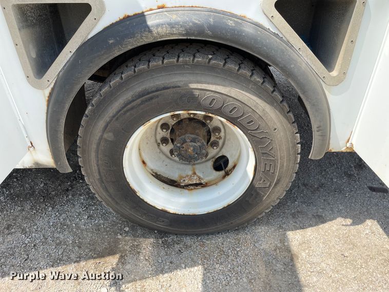 image for item KF9568 2000 International 4700  utility / service truck