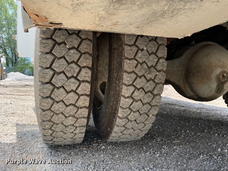 image for item KF9568 2000 International 4700  utility / service truck