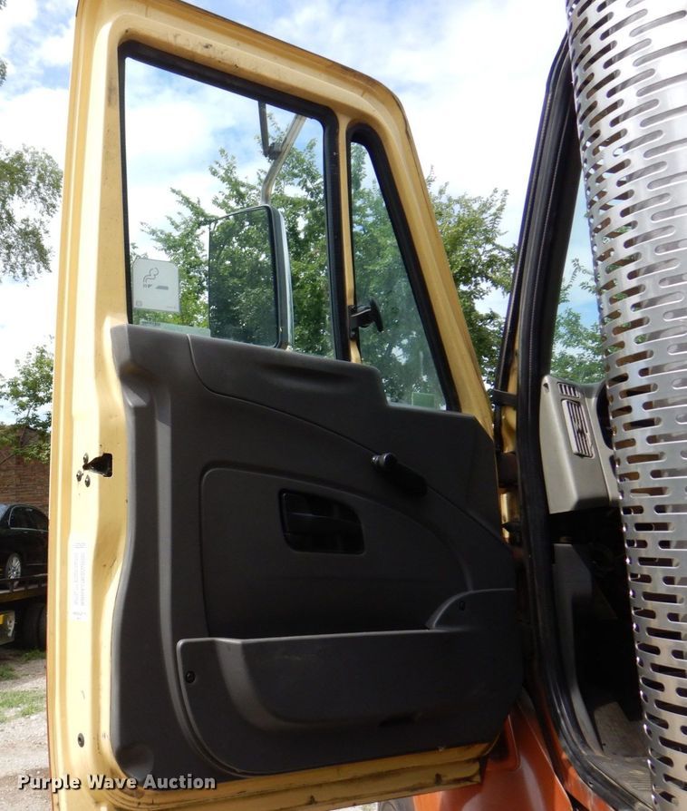 image for item KF9609 2010 International WorkStar 7300  refuse truck