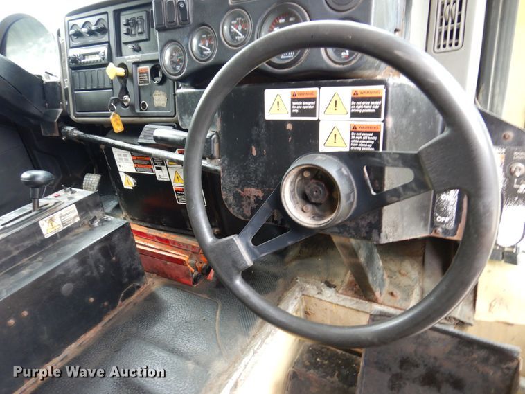 image for item KF9609 2010 International WorkStar 7300  refuse truck