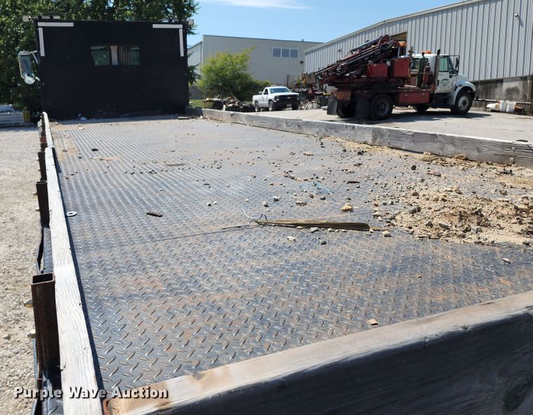 image for item KH9377 2007 Sterling L7500  flatbed truck