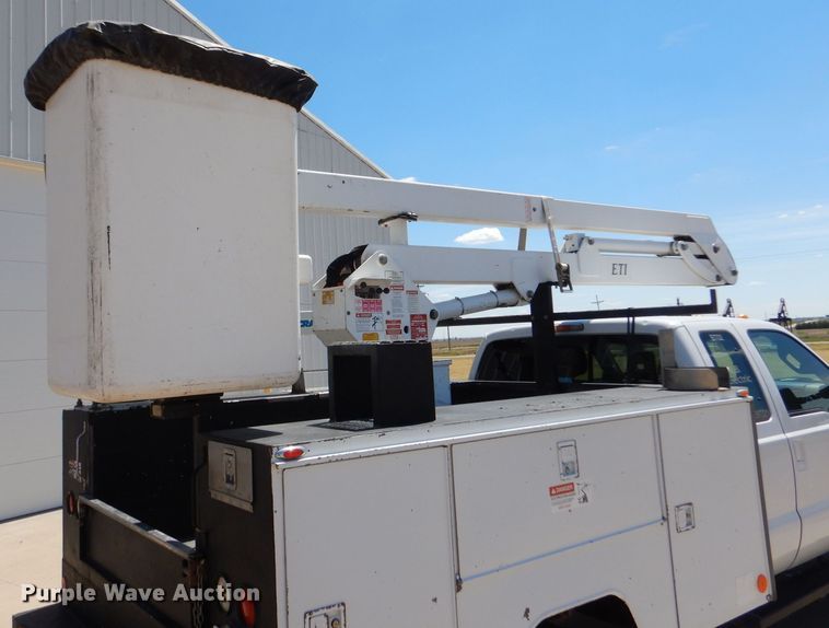 image for item LB9860 2011 Ford F450 Super Duty Lariat  SuperCab Bucket truck