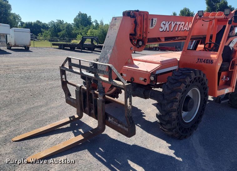 image for item LK9061 2014 SkyTrak 8042  telehandler