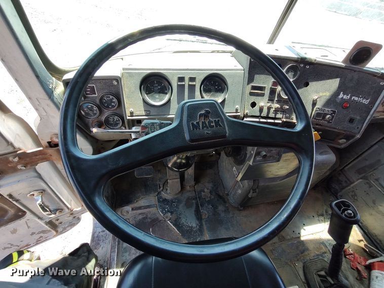 image for item LK9074 1994 Mack DM690S  dump truck