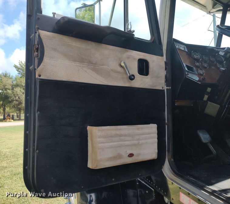 image for item LK9094 1996 Peterbilt 379  flatbed truck