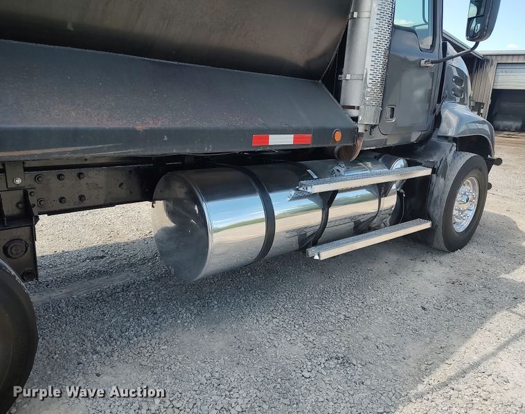 image for item LK9153 2004 Mack CX Series  dump truck