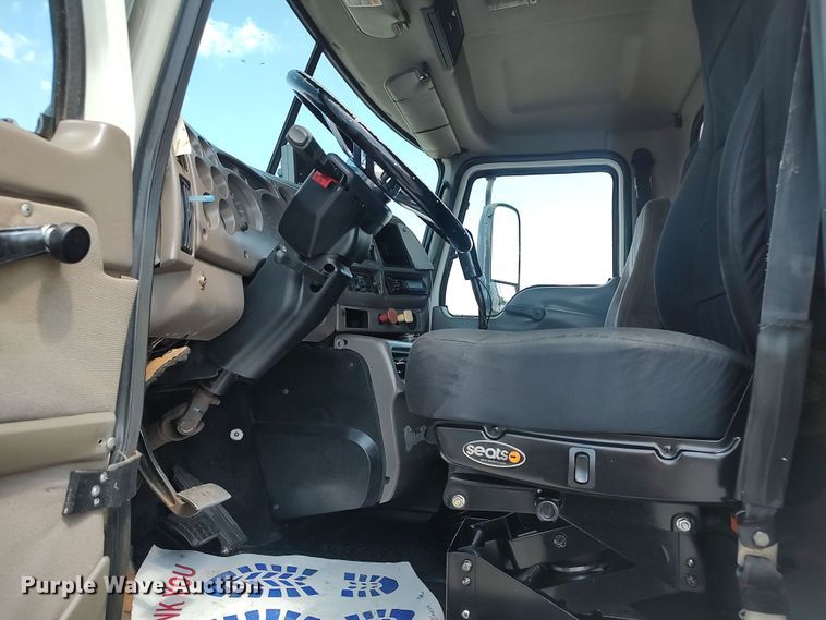 image for item LK9153 2004 Mack CX Series  dump truck