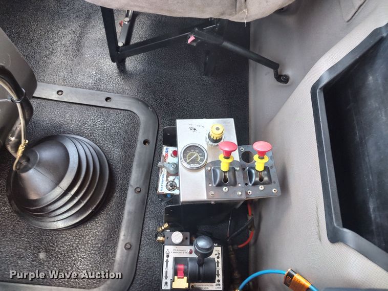 image for item LK9153 2004 Mack CX Series  dump truck