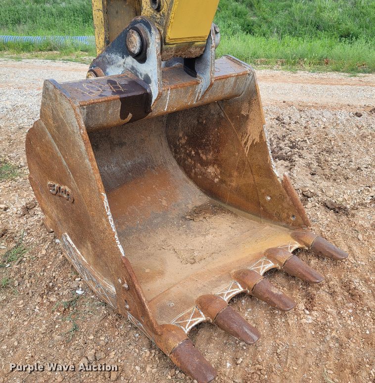 image for item LM9692 2013 Komatsu PC240LC-10  excavator