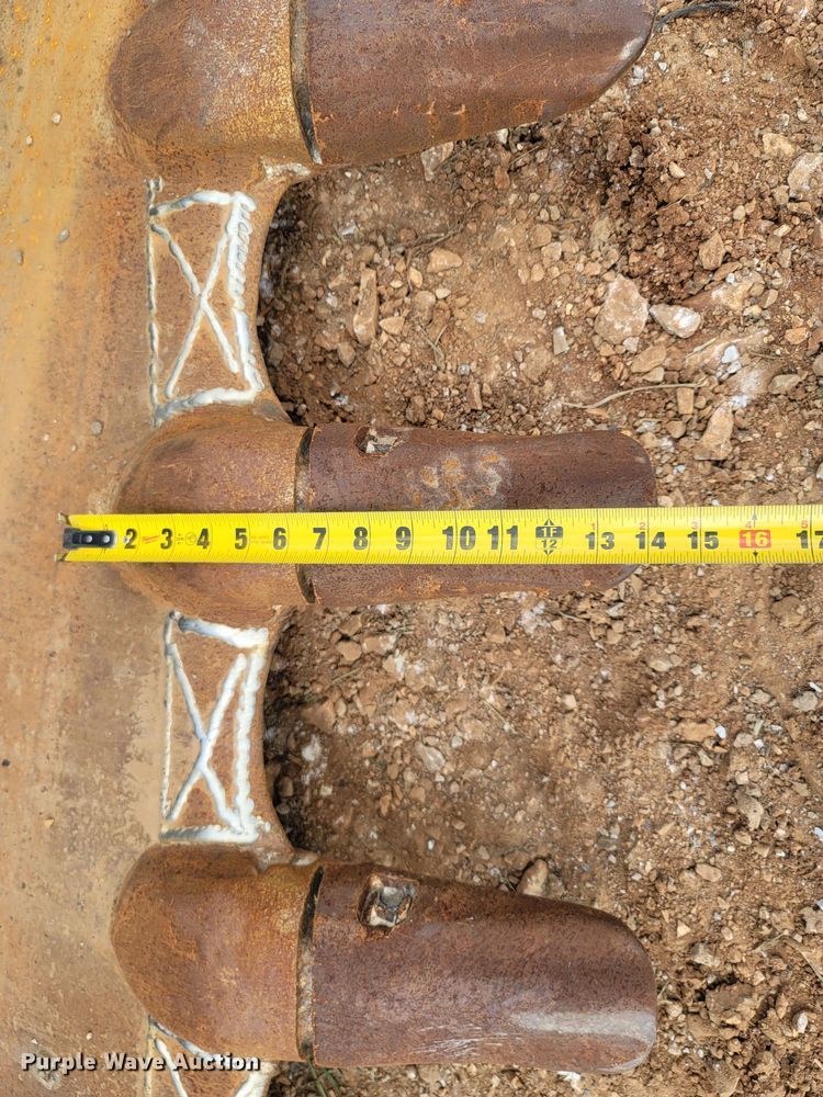 image for item LM9692 2013 Komatsu PC240LC-10  excavator