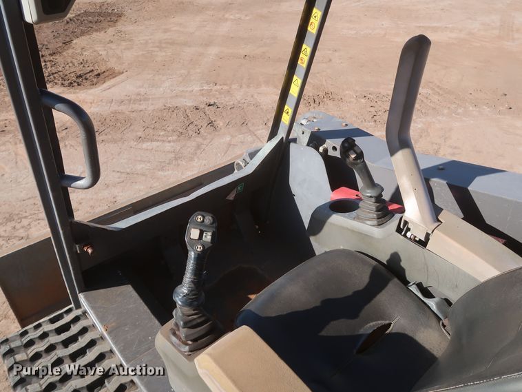 image for item LP9009 2013 Volvo MCT125C  tracked skid steer loader