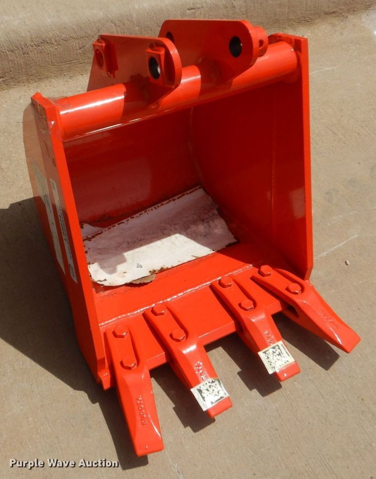 Kubota BT1952A mini excavator bucket in Grapevine, TX Item LS9824